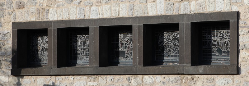 Außenansicht der fünf Fenster der Sakristei Pfarrkirche Zur Schmerzhaften Mutter - Ittenbach