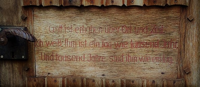 Inschrift auf der Tür zum Wald